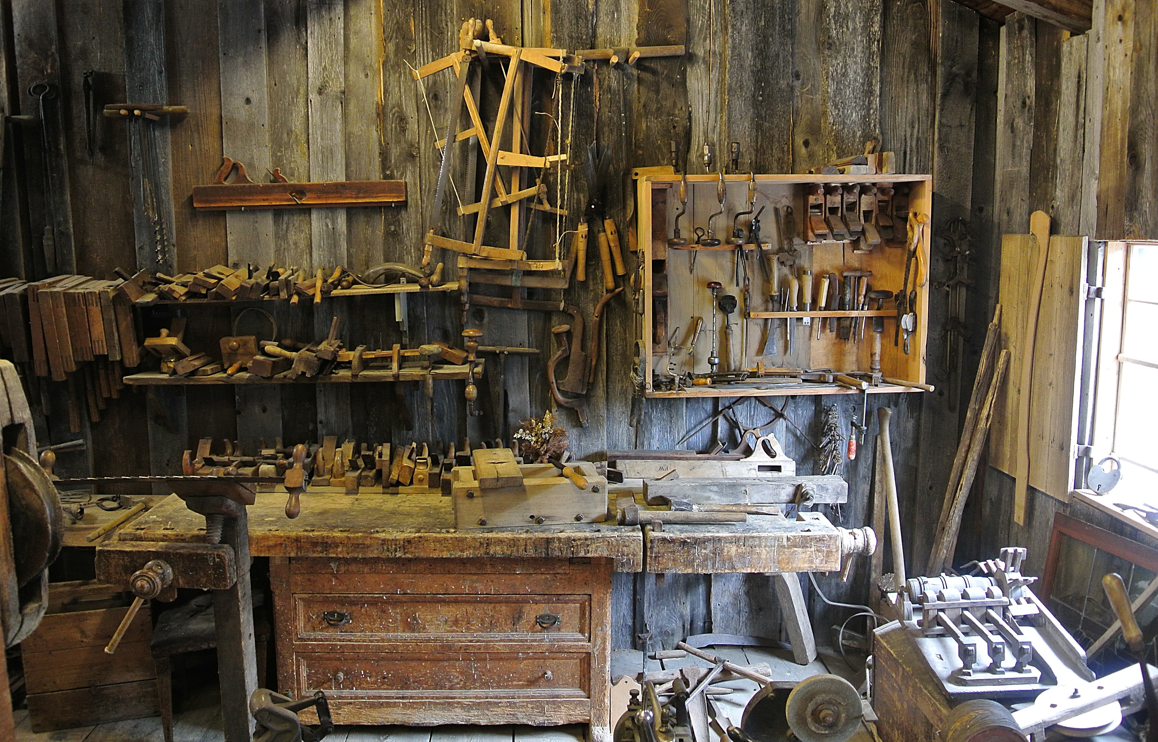 A Guide to Building a Woodshop at Home